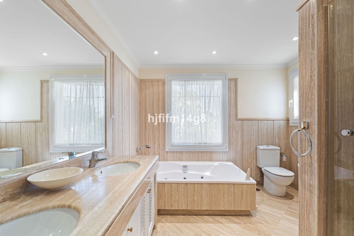 3 soverom Leilighet til salgs i Nueva Andalucia med svømmebasseng - € 1 195 000 (Ref: 9540230)