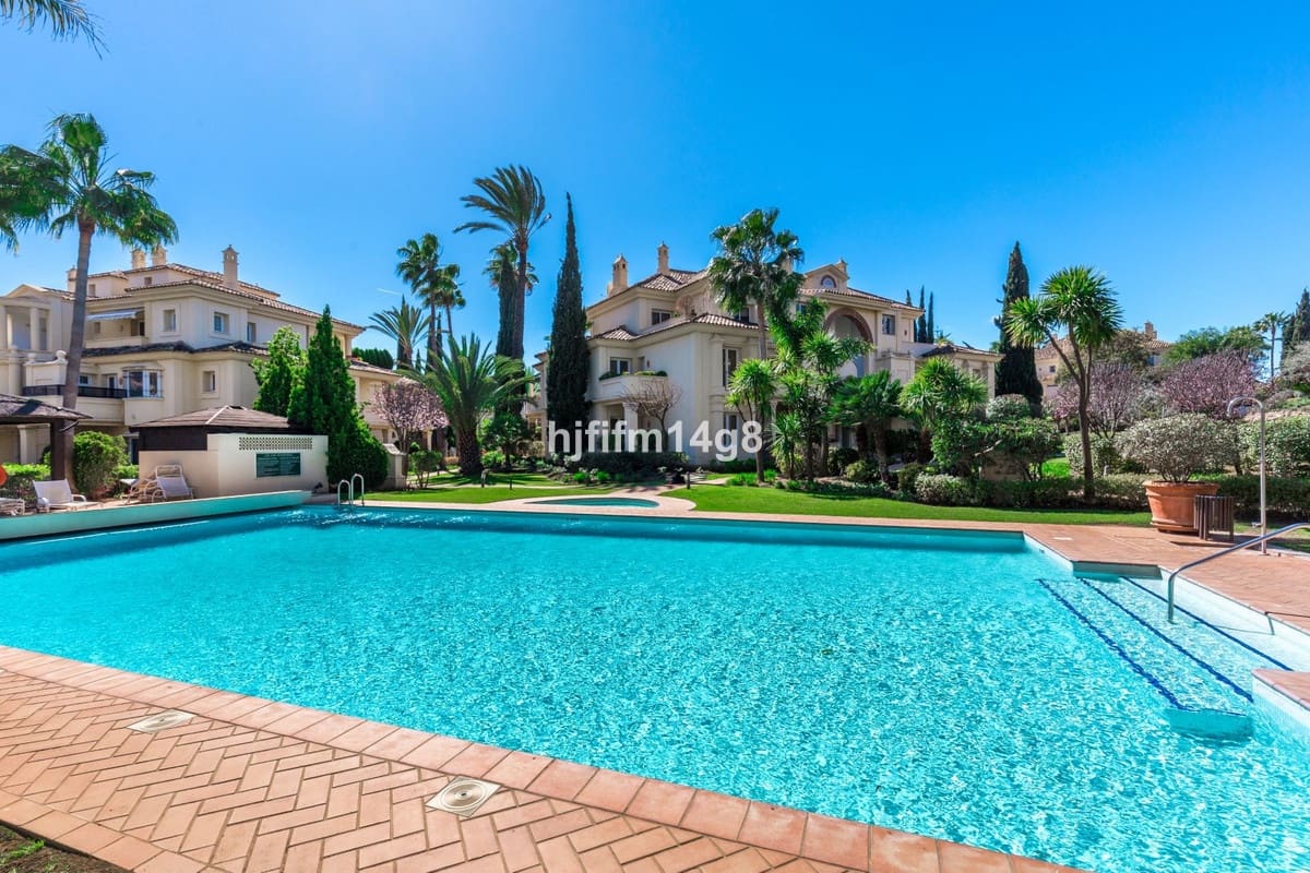 3 soverom Leilighet til salgs i Nueva Andalucia med svømmebasseng - € 1 195 000 (Ref: 9540230)