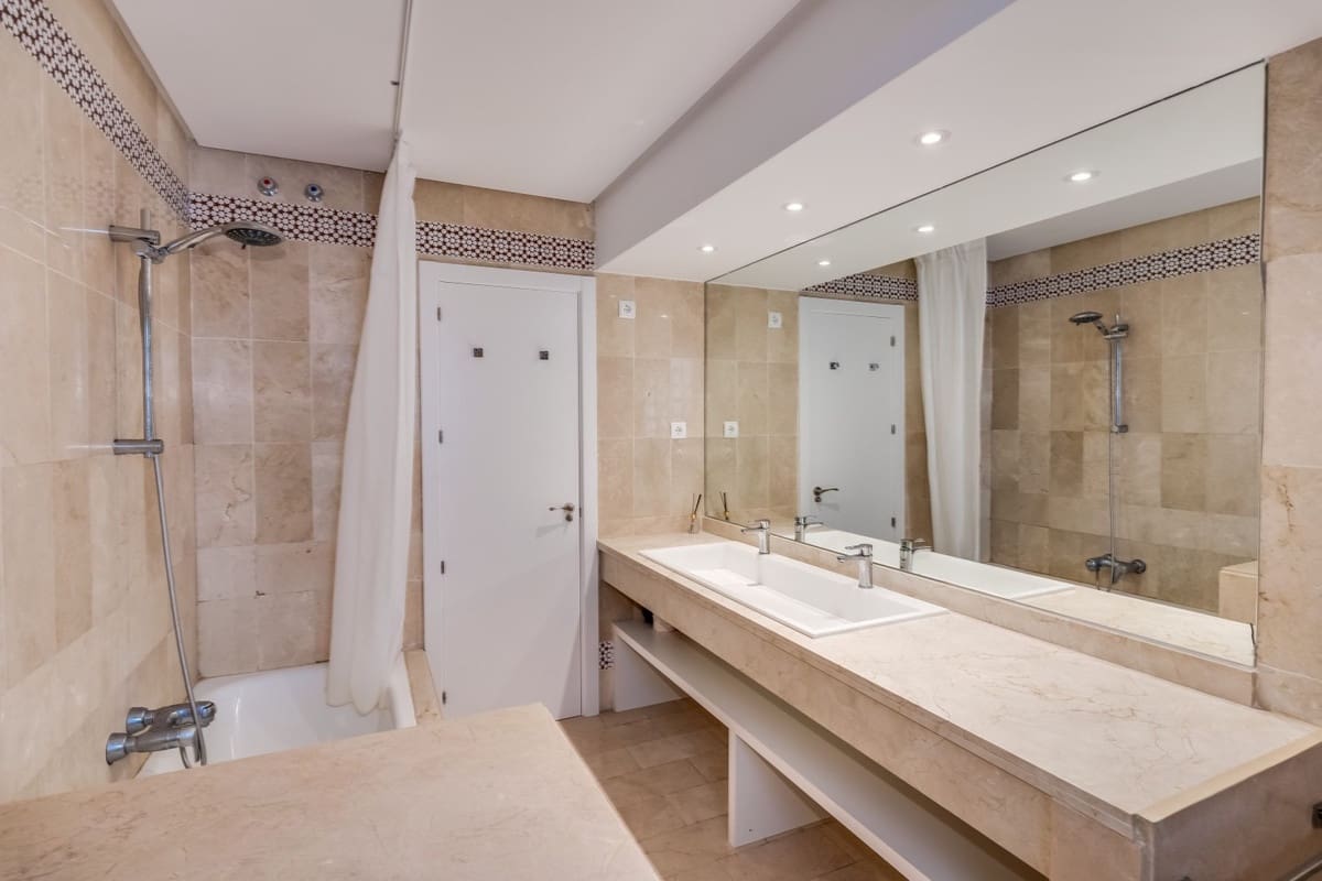 2 slaapkamer Appartement te koop in Puerto Banus met zwembad - € 1.195.000 (Ref: 9540231)