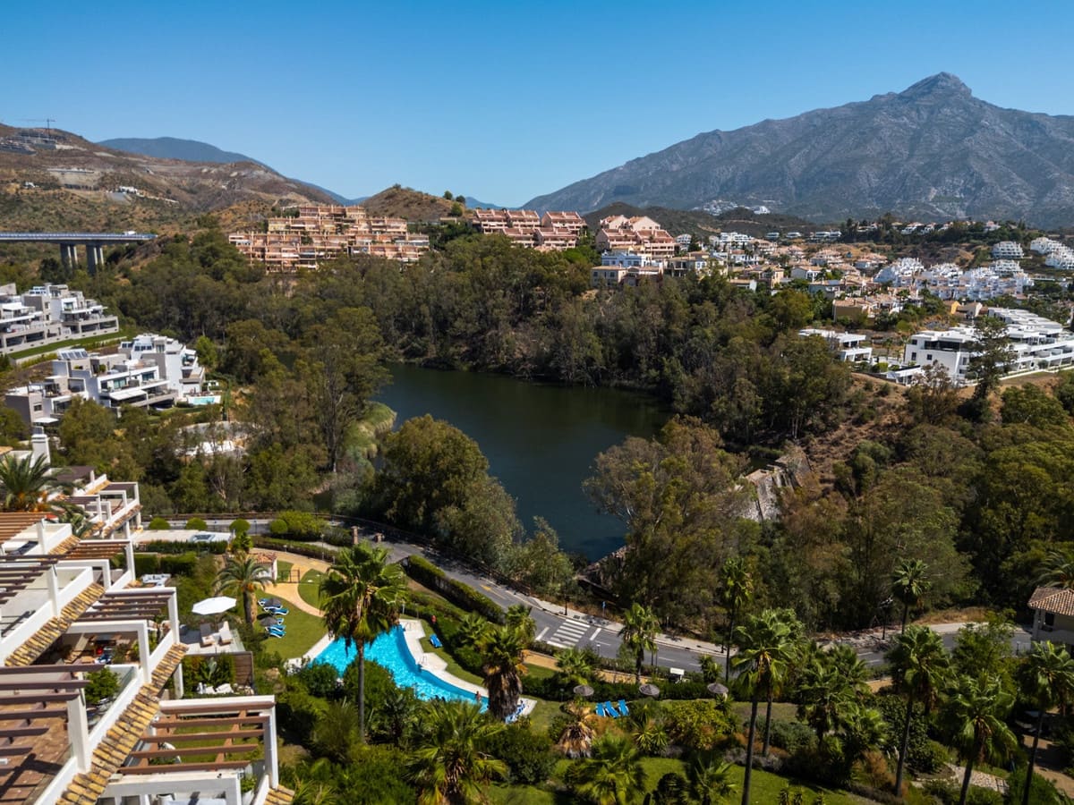 3 soverom Leilighet til salgs i Nueva Andalucia med svømmebasseng - € 1 195 000 (Ref: 9540232)