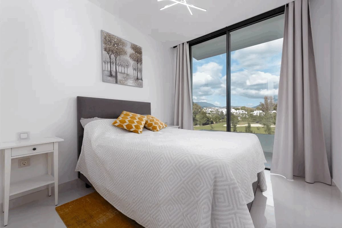 Ático de 3 habitaciones en Estepona en venta con piscina - 1.195.000 € (Ref: 9540236)