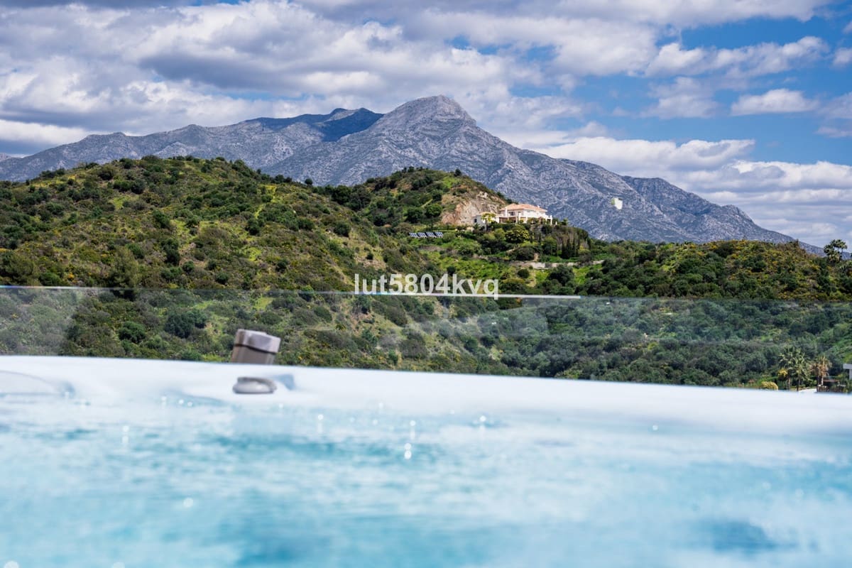 Ático de 3 habitaciones en La Quinta en venta con piscina - 1.195.000 € (Ref: 9540237)