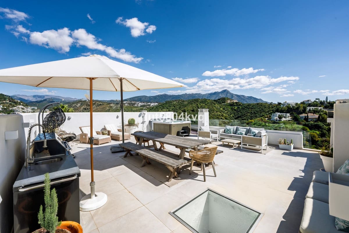 Ático de 3 habitaciones en La Quinta en venta con piscina - 1.195.000 € (Ref: 9540237)