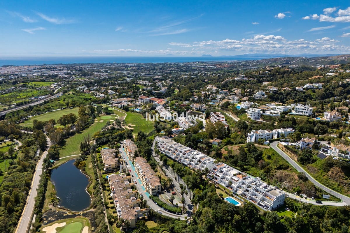 Ático de 3 habitaciones en La Quinta en venta con piscina - 1.195.000 € (Ref: 9540237)