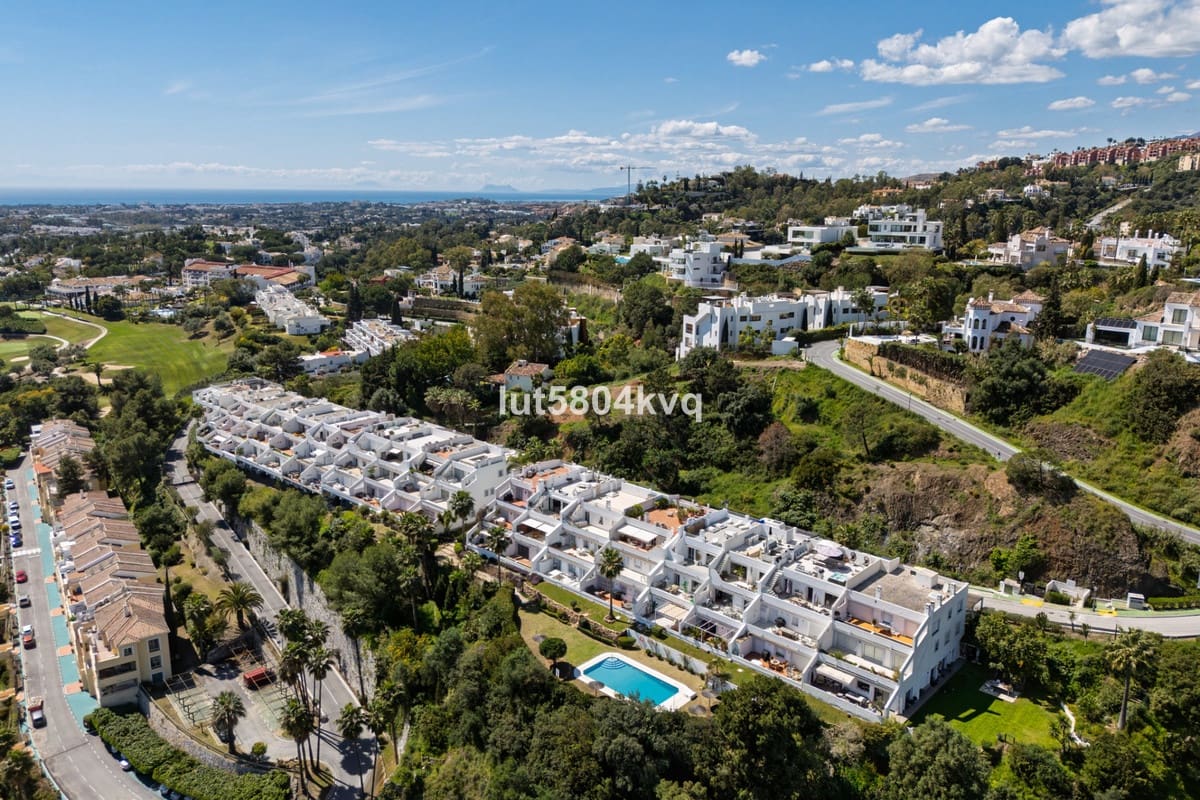 Ático de 3 habitaciones en La Quinta en venta con piscina - 1.195.000 € (Ref: 9540237)