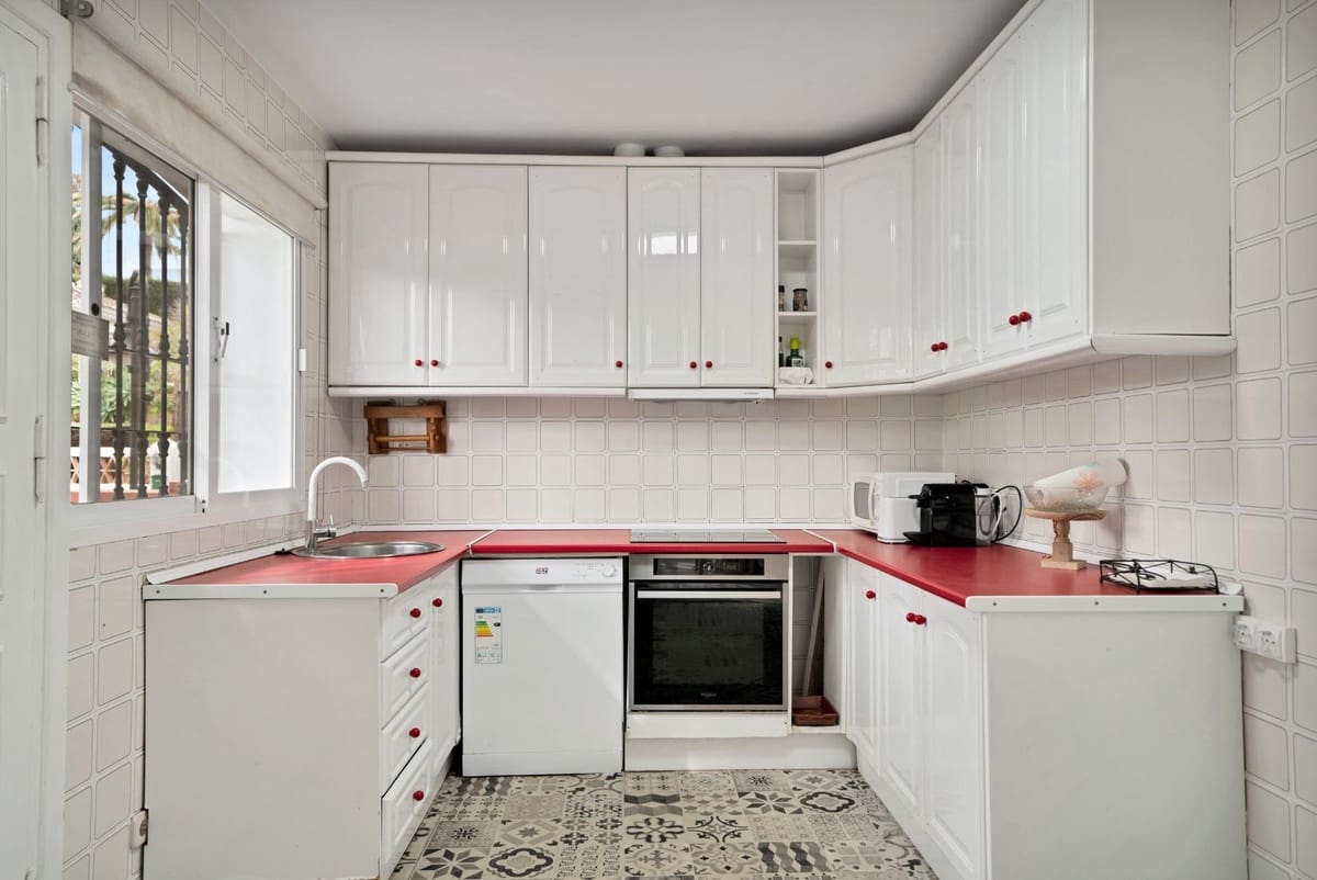 5 bedroom Villa for sale in Elviria with pool - € 1,075,000 (Ref: 9540239)