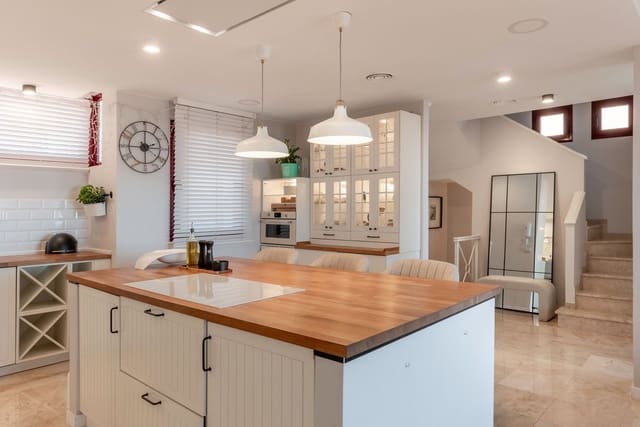 4 chambre Maison de Ville à vendre à El Paraíso, Benahavís avec piscine garage - 1 195 000 € (Ref: 9540243)