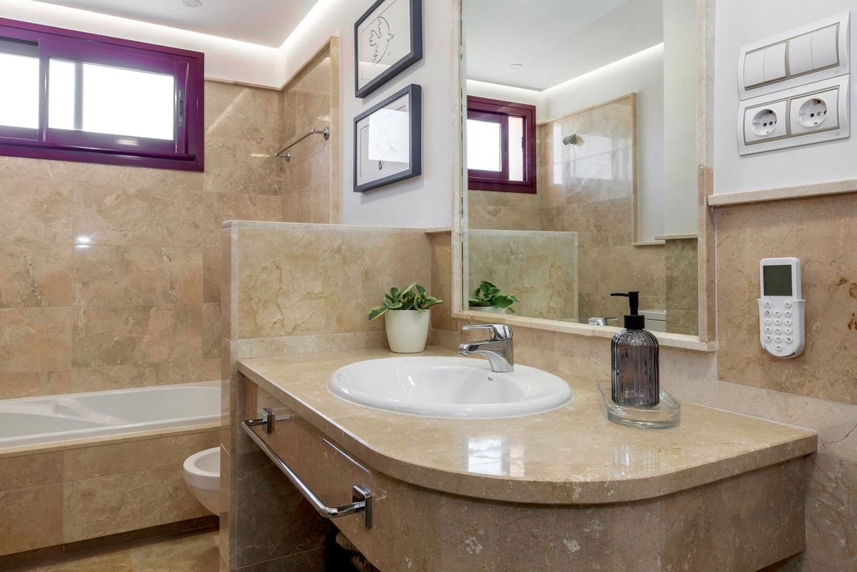 4 makuuhuone Omakotitalo myytävänä paikassa Benahavis mukana uima-altaan 
autotalli - 1 195 000 € (Ref: 9540243)