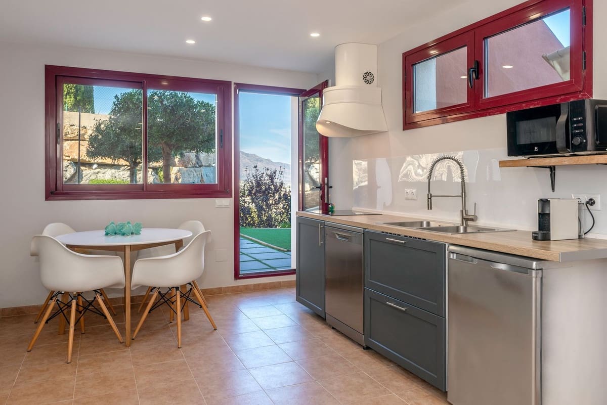 4 makuuhuone Omakotitalo myytävänä paikassa Benahavis mukana uima-altaan 
autotalli - 1 195 000 € (Ref: 9540243)