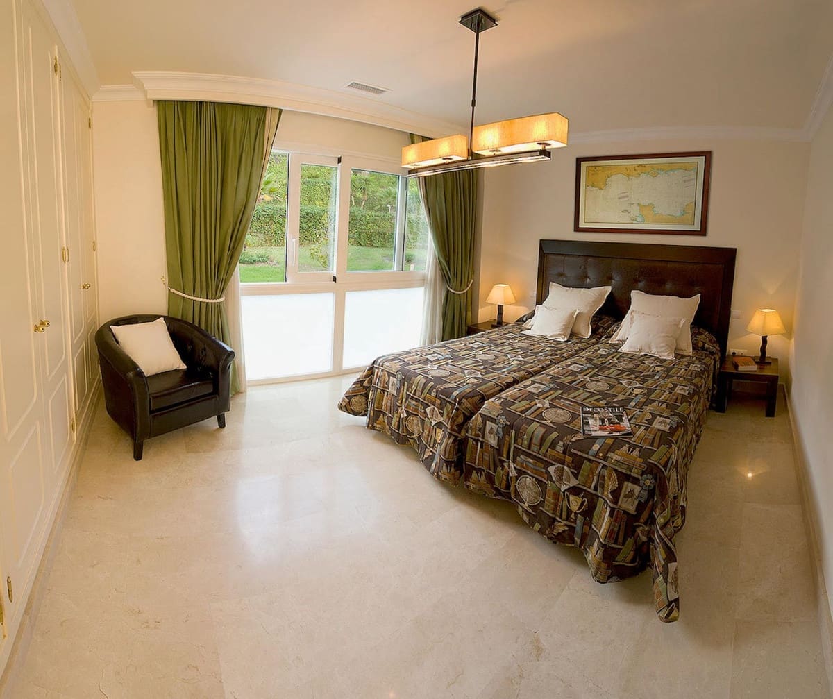 2 soverom Leilighet til salgs i Nueva Andalucia med svømmebasseng - € 1 200 000 (Ref: 9540250)