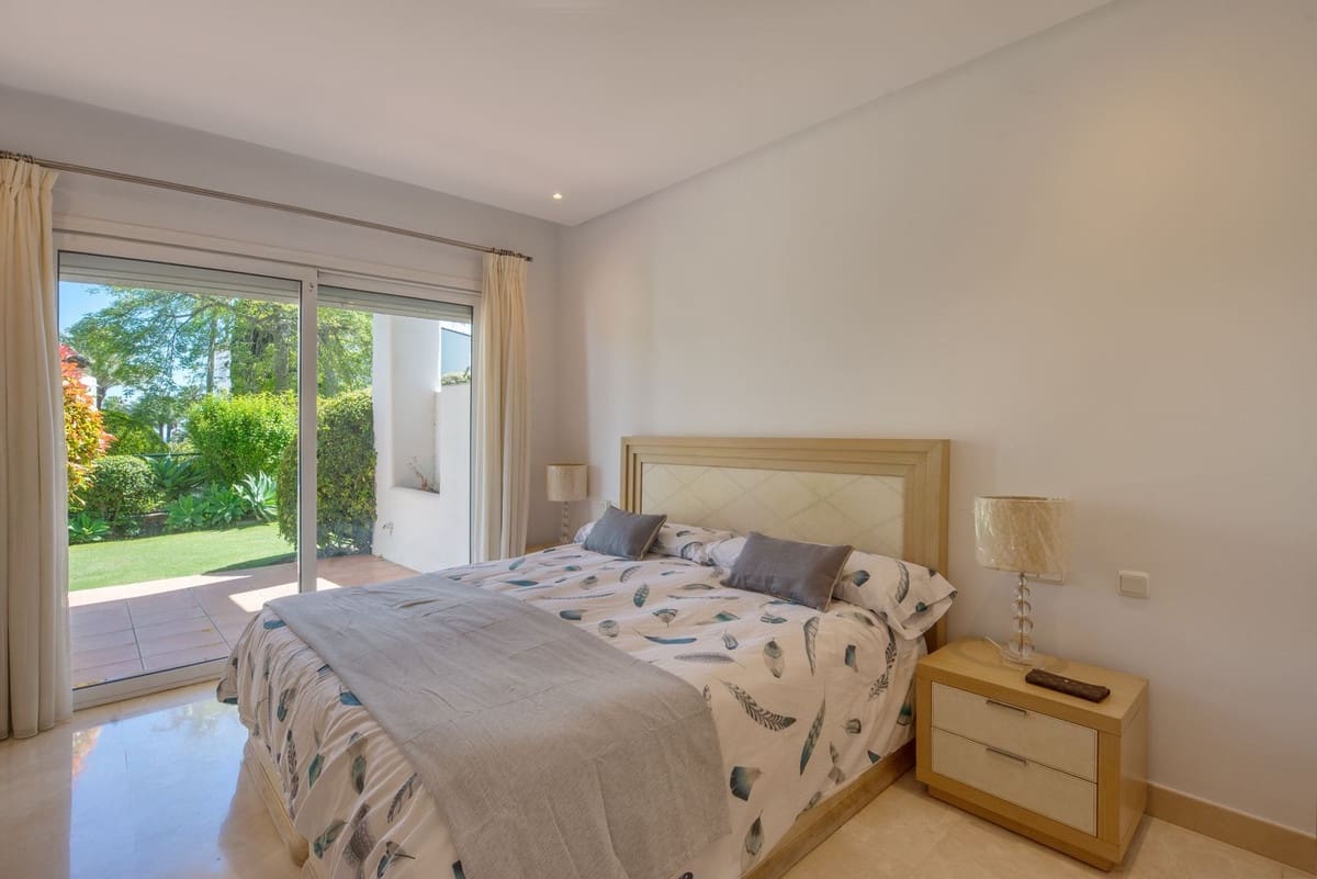 Apartamento de 3 habitaciones en Estepona en venta con piscina - 1.200.000 € (Ref: 9540252)