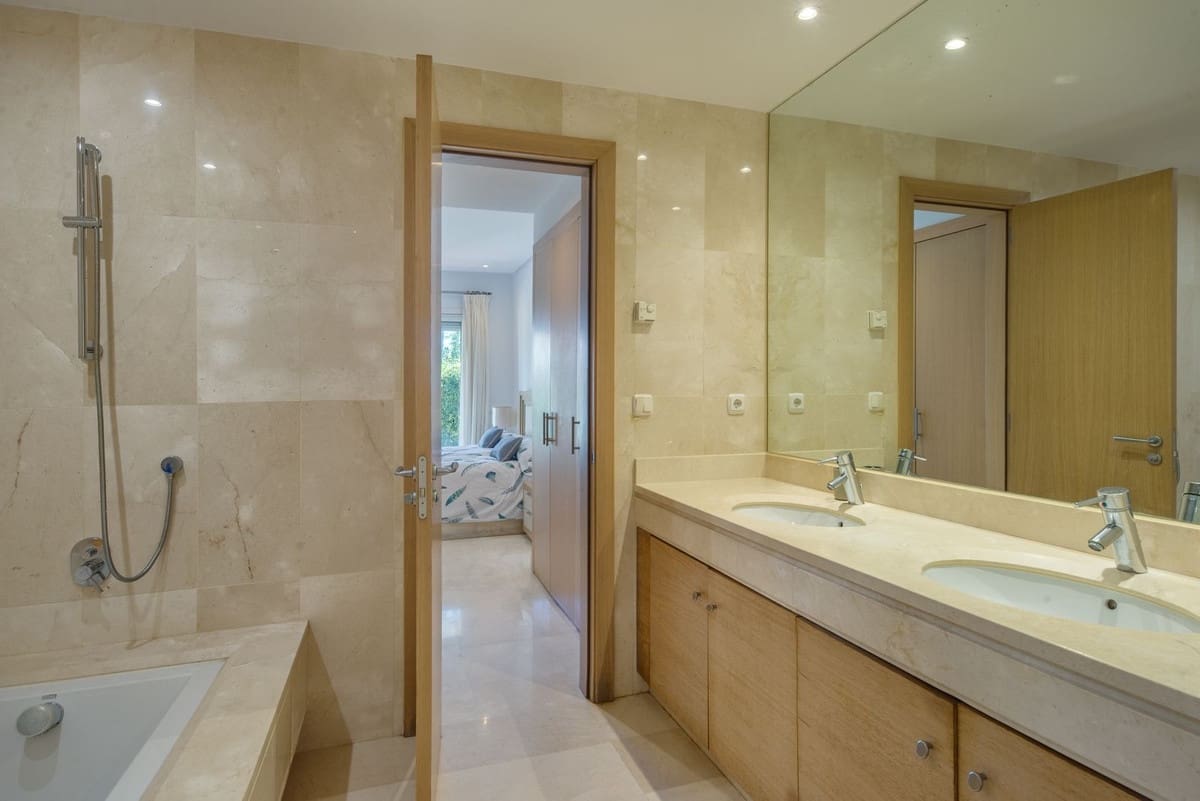 Apartamento de 3 habitaciones en Estepona en venta con piscina - 1.200.000 € (Ref: 9540252)