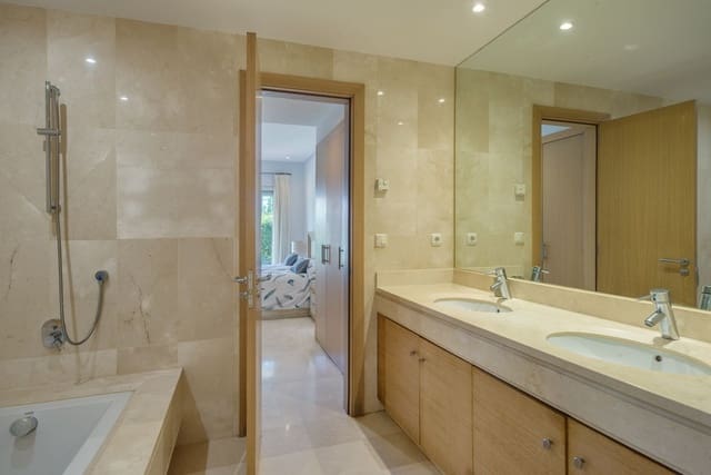 Apartamento de 3 habitaciones en Centro, Estepona en venta con piscina - 1.200.000 € (Ref: 9540252)