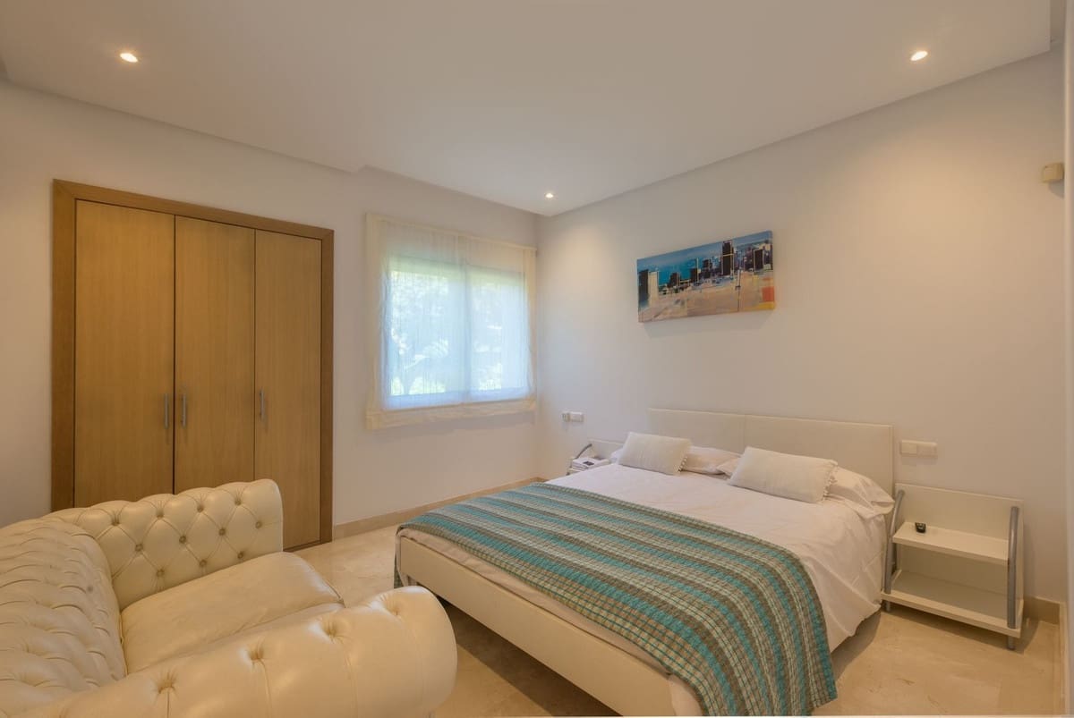 Apartamento de 3 habitaciones en Estepona en venta con piscina - 1.200.000 € (Ref: 9540252)