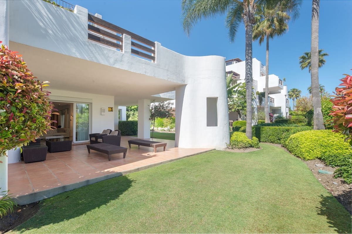 Apartamento de 3 habitaciones en Estepona en venta con piscina - 1.200.000 € (Ref: 9540252)