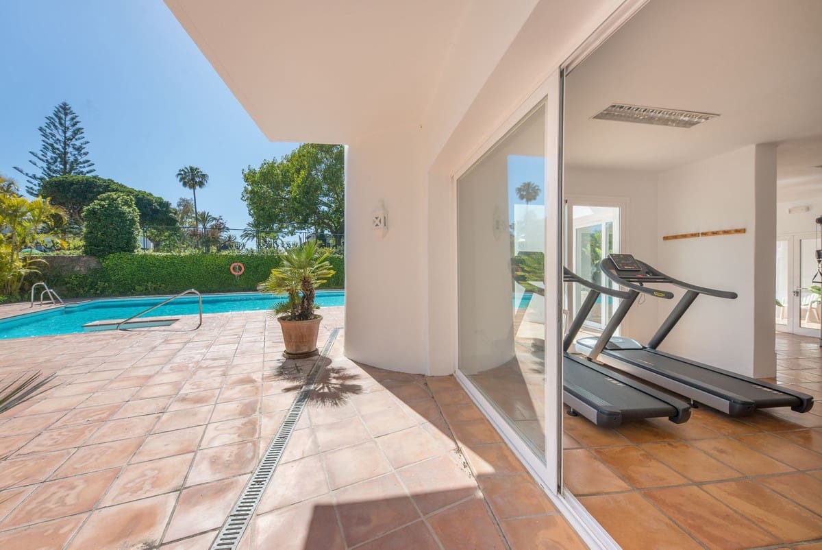 Apartamento de 3 habitaciones en Estepona en venta con piscina - 1.200.000 € (Ref: 9540252)