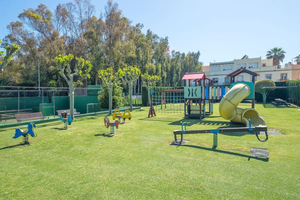 Apartamento de 3 habitaciones en Estepona en venta con piscina - 1.200.000 € (Ref: 9540252)