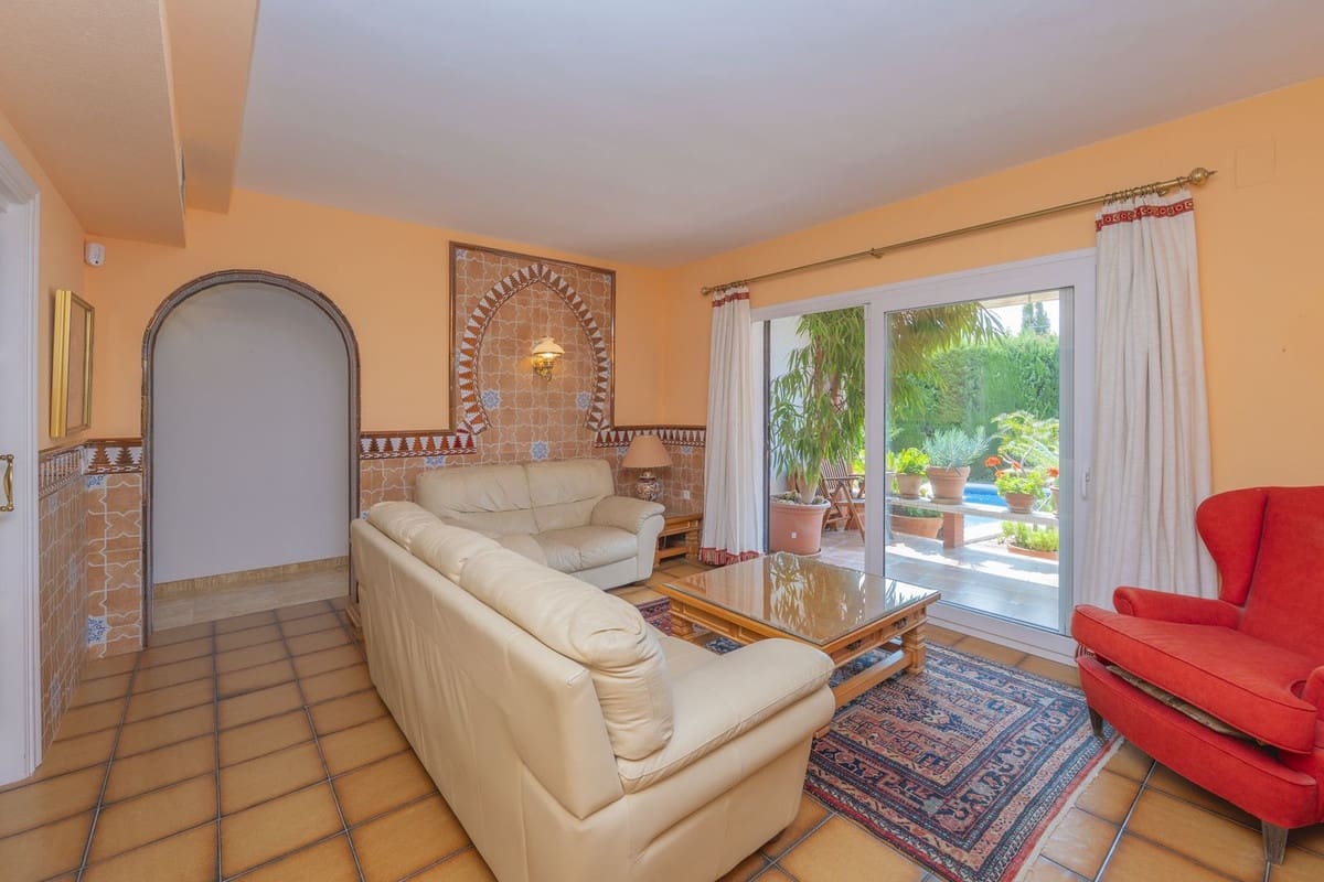 3 slaapkamer Villa te koop in Marbella met zwembad - € 1.200.000 (Ref: 9540258)