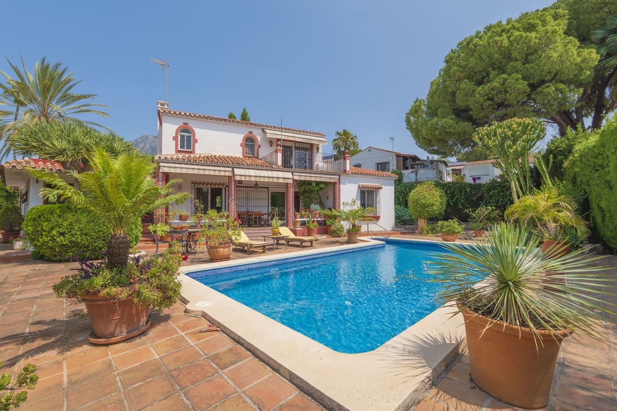 3 slaapkamer Villa te koop in Marbella met zwembad - € 1.200.000 (Ref: 9540258)