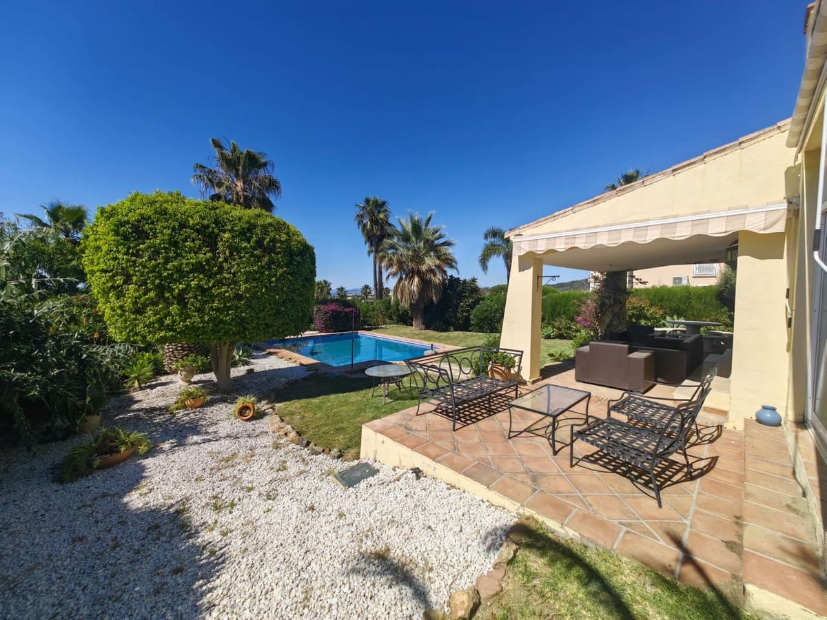 3 soveværelse Villa til salg i Estepona med swimmingpool - € 1.200.000 (Ref: 9540259)