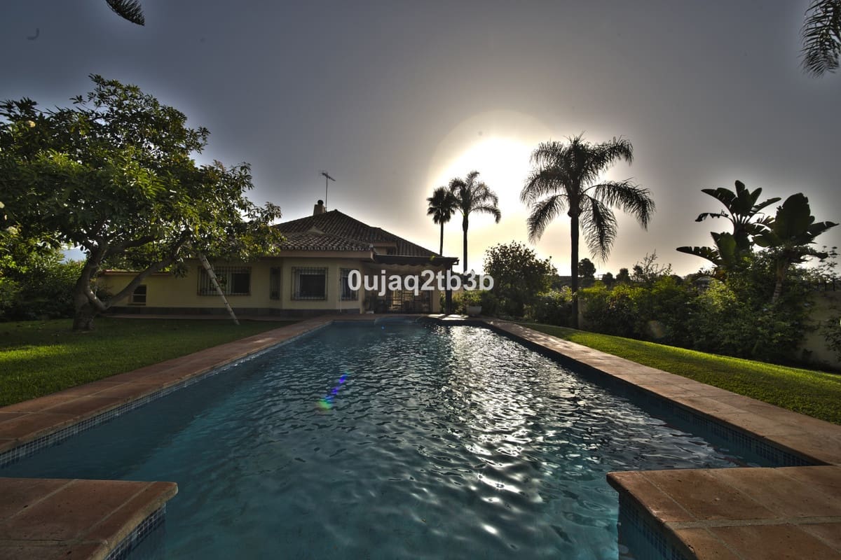 5 bedroom Villa for sale in Estepona with pool garage - € 1,200,000 (Ref: 9540265)