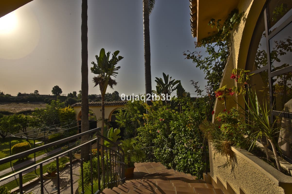 5 bedroom Villa for sale in Estepona with pool garage - € 1,200,000 (Ref: 9540265)