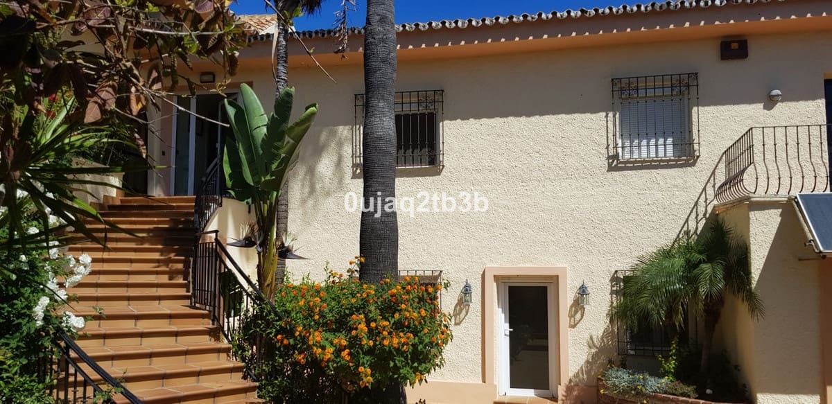 5 bedroom Villa for sale in Estepona with pool garage - € 1,200,000 (Ref: 9540265)