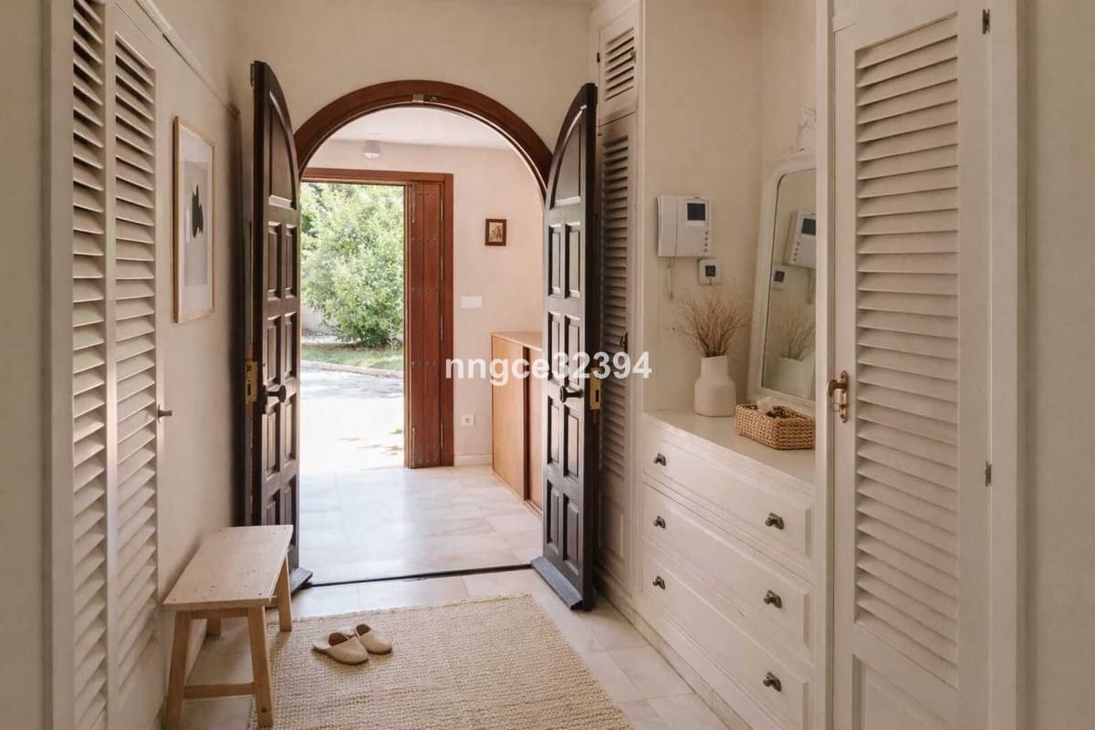7 bedroom Villa for sale in Sotogrande with pool - € 999,000 (Ref: 9540268)