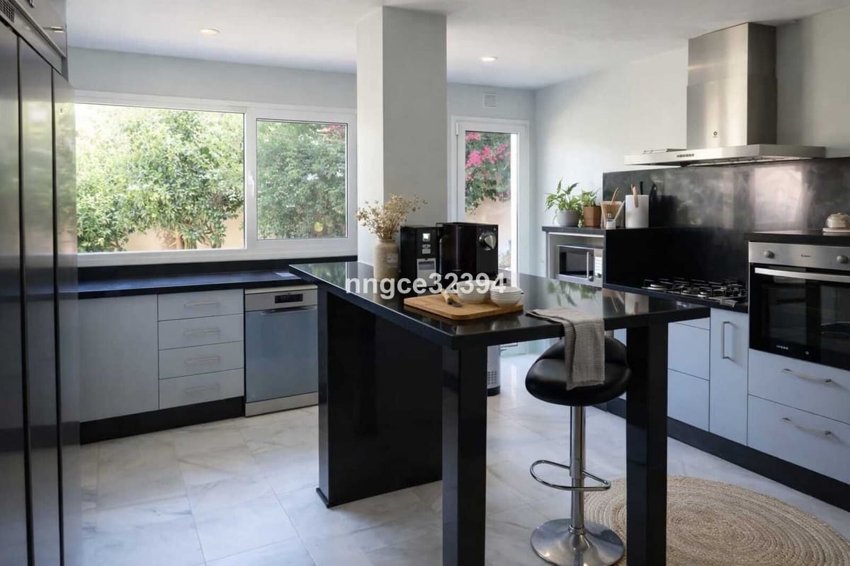 7 bedroom Villa for sale in Sotogrande with pool - € 999,000 (Ref: 9540268)