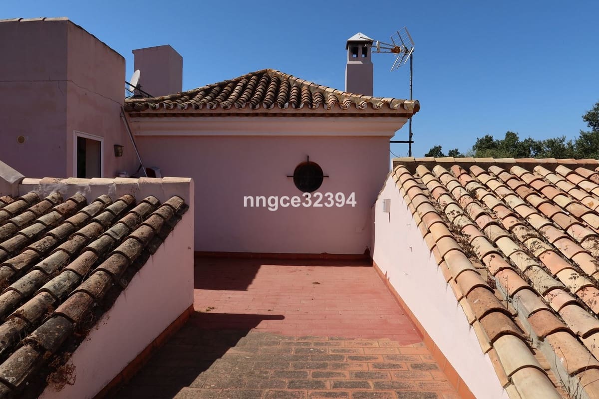 7 bedroom Villa for sale in Sotogrande with pool - € 999,000 (Ref: 9540268)