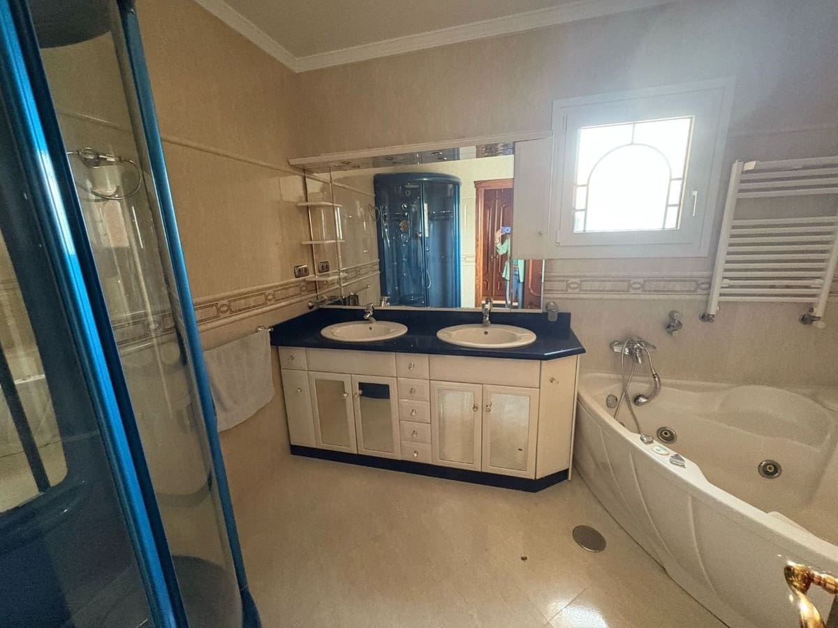 8 bedroom Villa for sale in Alhaurin de la Torre with pool garage - € 1,200,000 (Ref: 9540269)