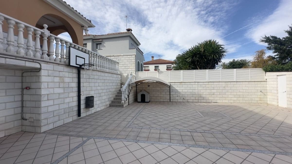 8 bedroom Villa for sale in Alhaurin de la Torre with pool garage - € 1,200,000 (Ref: 9540269)