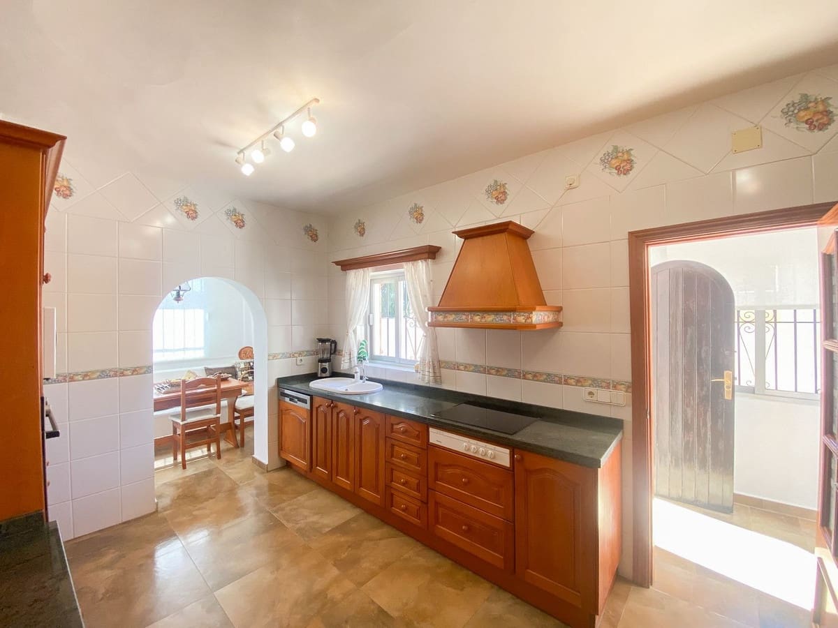 3 soverom Villa til salgs i Guadalmina med svømmebasseng garasje - € 1 240 000 (Ref: 9540276)