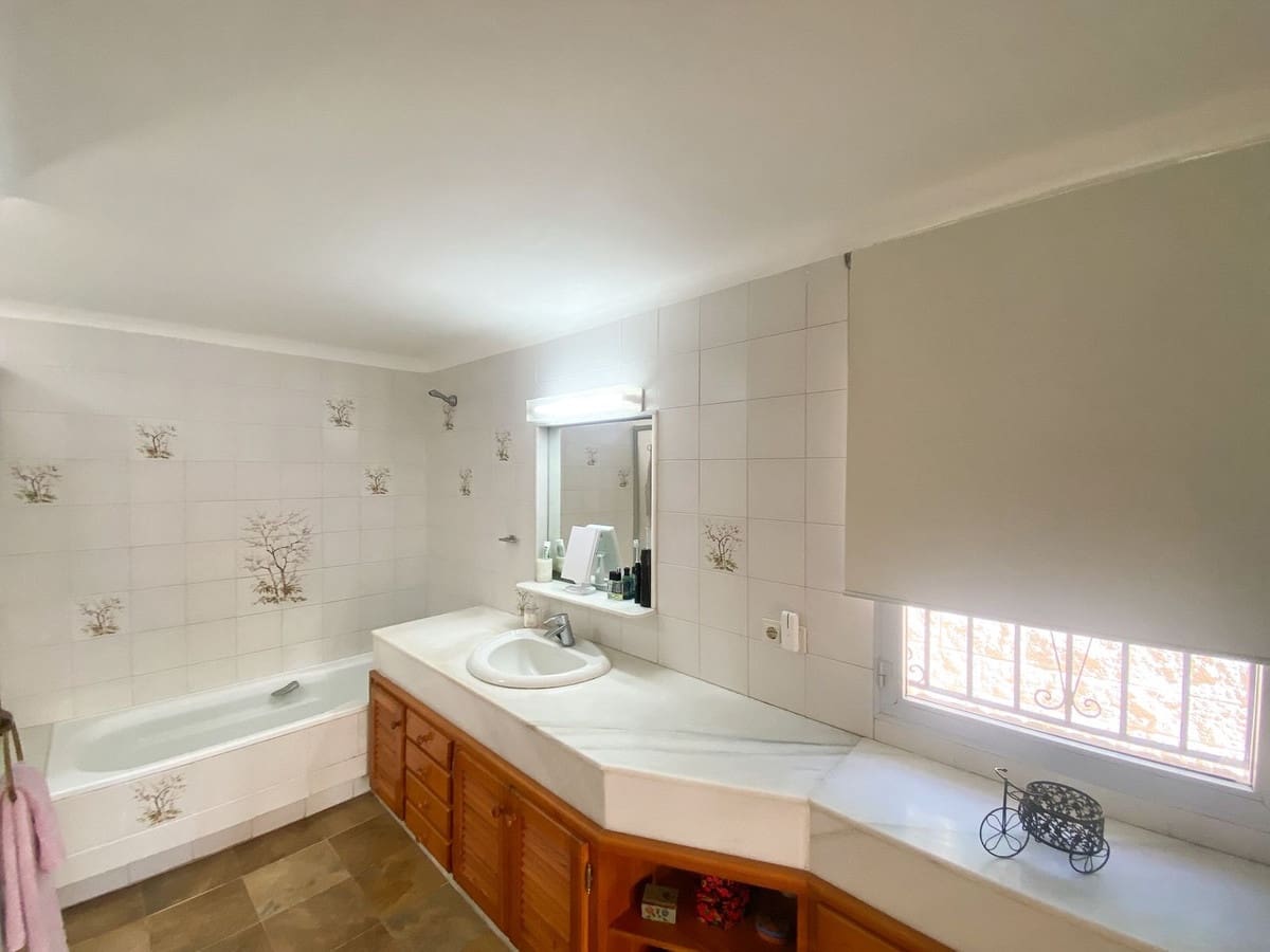 3 soverom Villa til salgs i Guadalmina med svømmebasseng garasje - € 1 240 000 (Ref: 9540276)