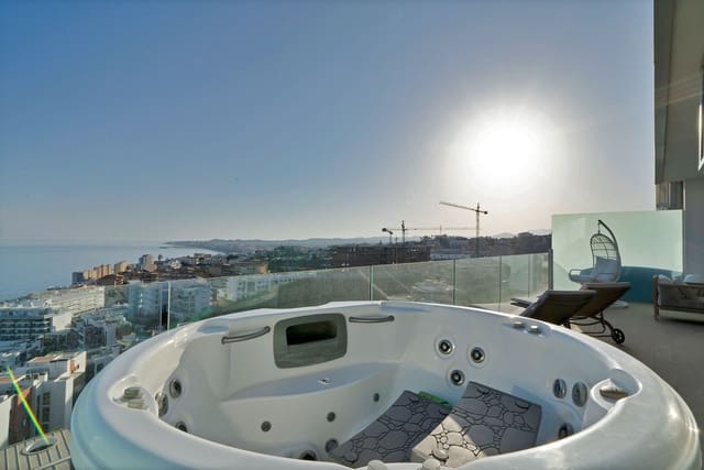 Ático de 3 habitaciones en Centro ciudad, Fuengirola en venta con piscina - 1.249.000 € (Ref: 9540277)