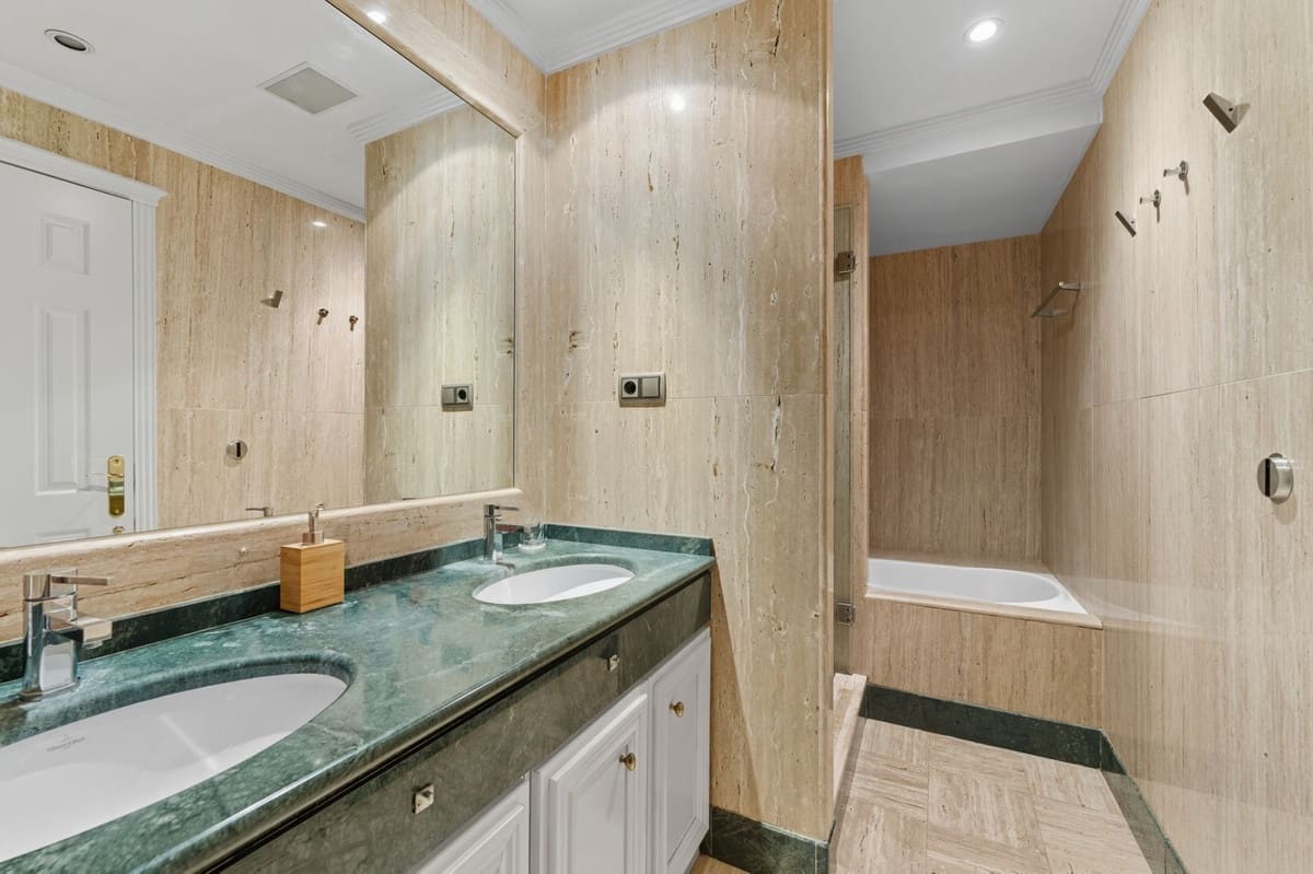 Apartamento de 3 habitaciones en Golden Mile en venta con piscina garaje - 1.250.000 € (Ref: 9540283)