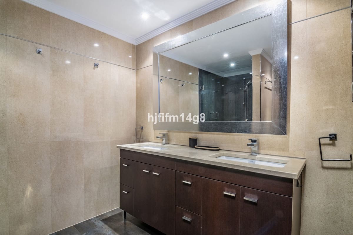 4 soveværelse Lejlighed til salg i Nueva Andalucia med swimmingpool - € 1.250.000 (Ref: 9540287)