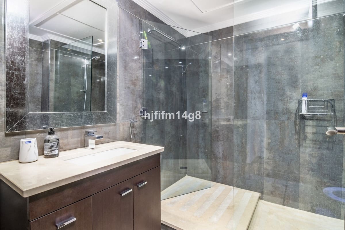 4 soveværelse Lejlighed til salg i Nueva Andalucia med swimmingpool - € 1.250.000 (Ref: 9540287)