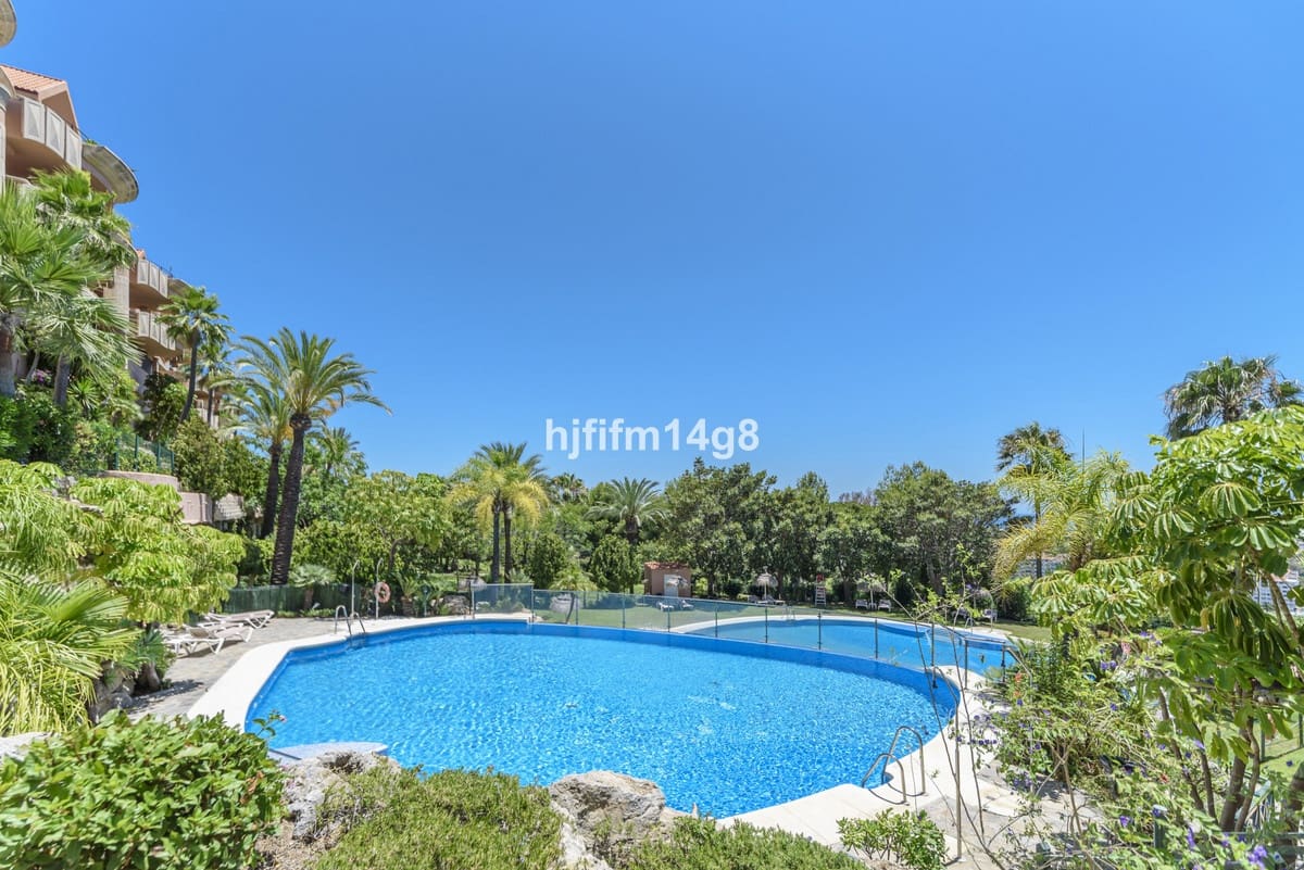 4 soveværelse Lejlighed til salg i Nueva Andalucia med swimmingpool - € 1.250.000 (Ref: 9540287)