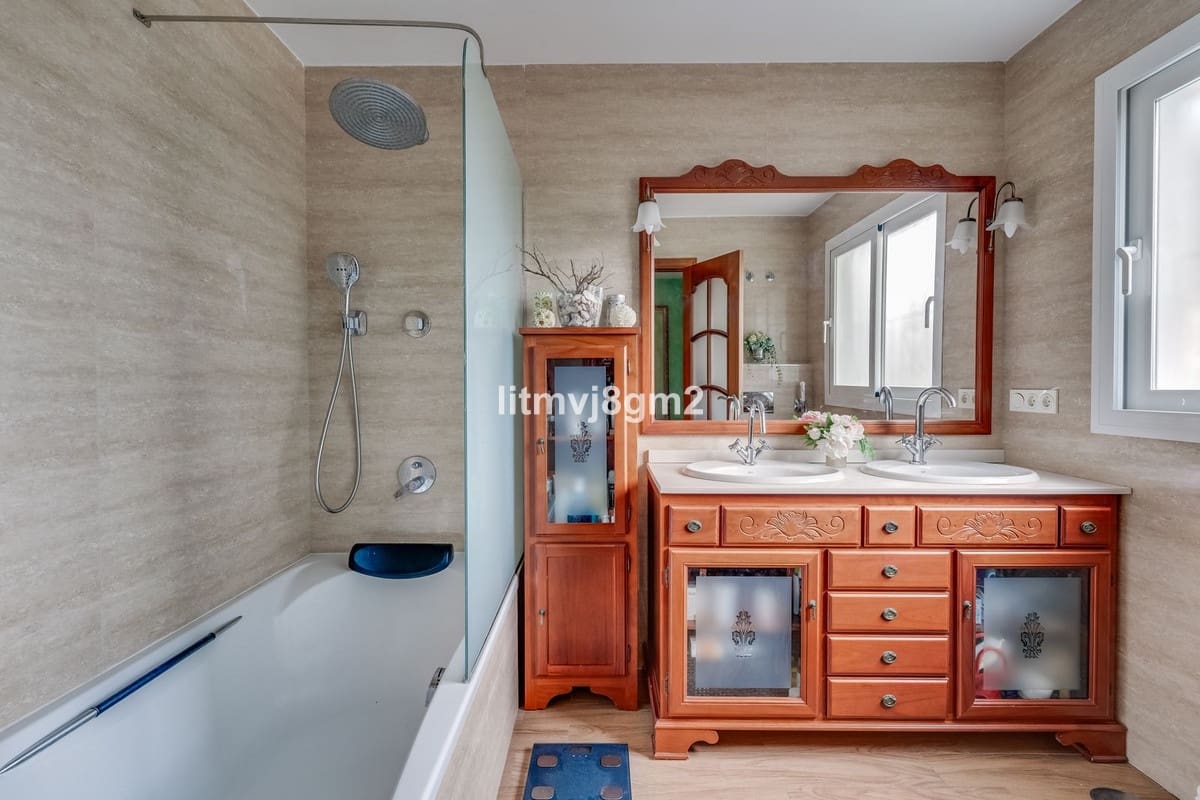 4 bedroom Villa for sale in Artola with pool garage - € 1,250,000 (Ref: 9540294)