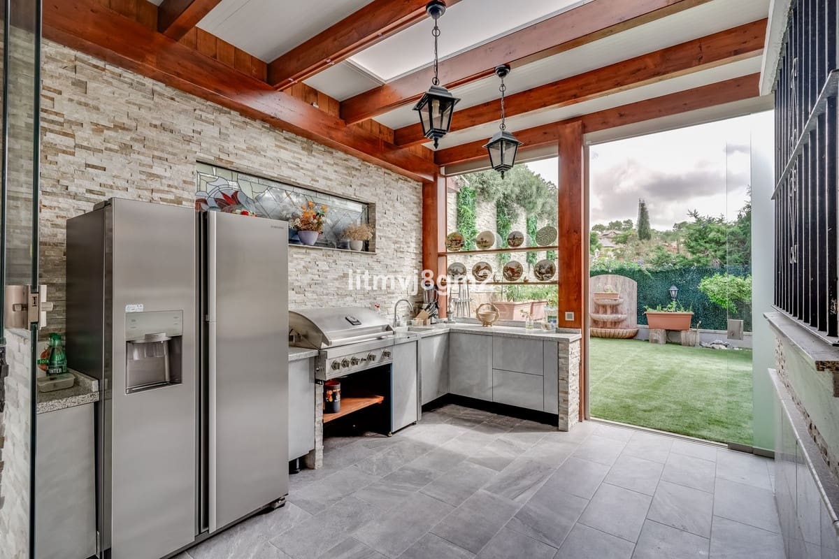 4 bedroom Villa for sale in Artola with pool garage - € 1,250,000 (Ref: 9540294)