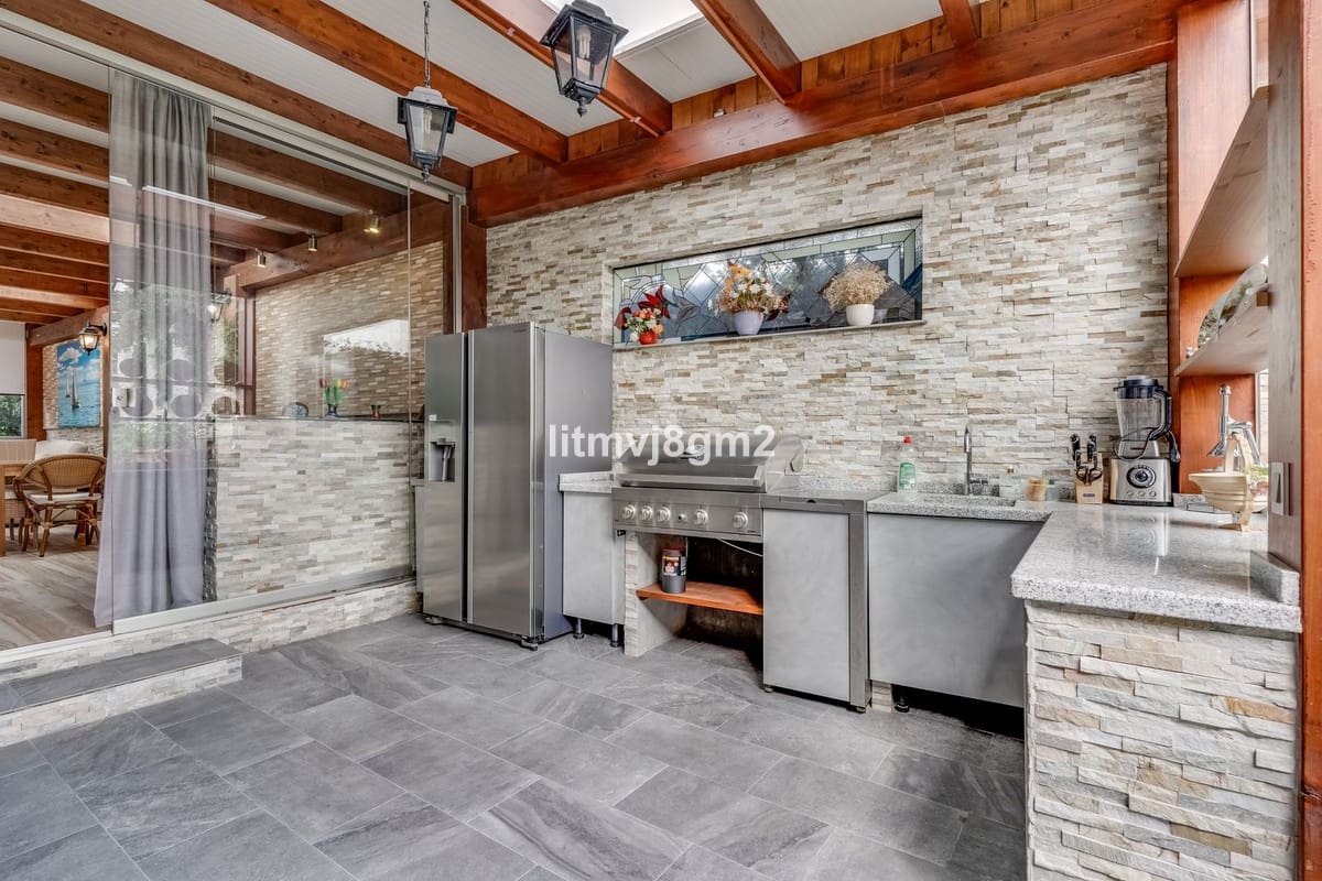 4 bedroom Villa for sale in Artola with pool garage - € 1,250,000 (Ref: 9540294)