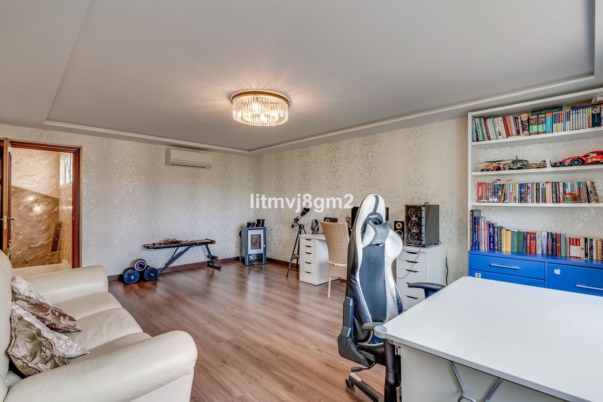 4 bedroom Villa for sale in Artola with pool garage - € 1,250,000 (Ref: 9540294)