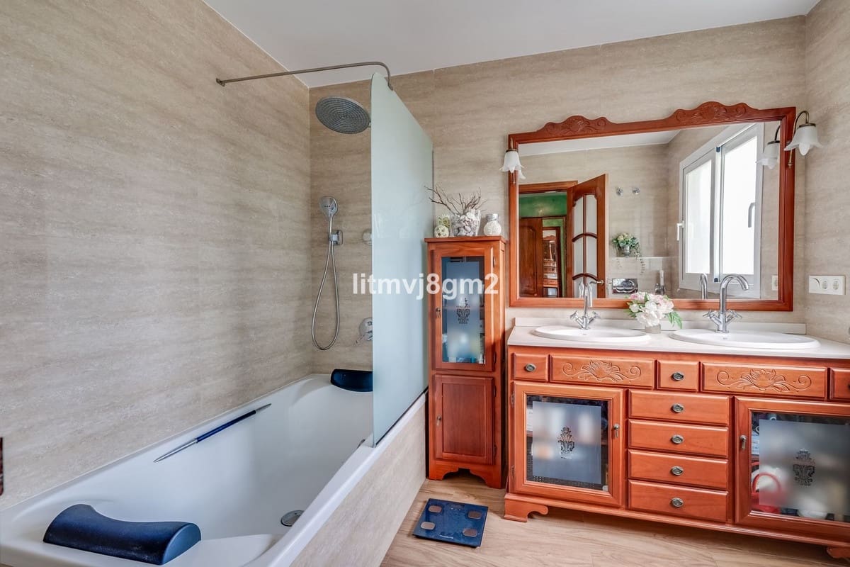 4 bedroom Villa for sale in Artola with pool garage - € 1,250,000 (Ref: 9540294)