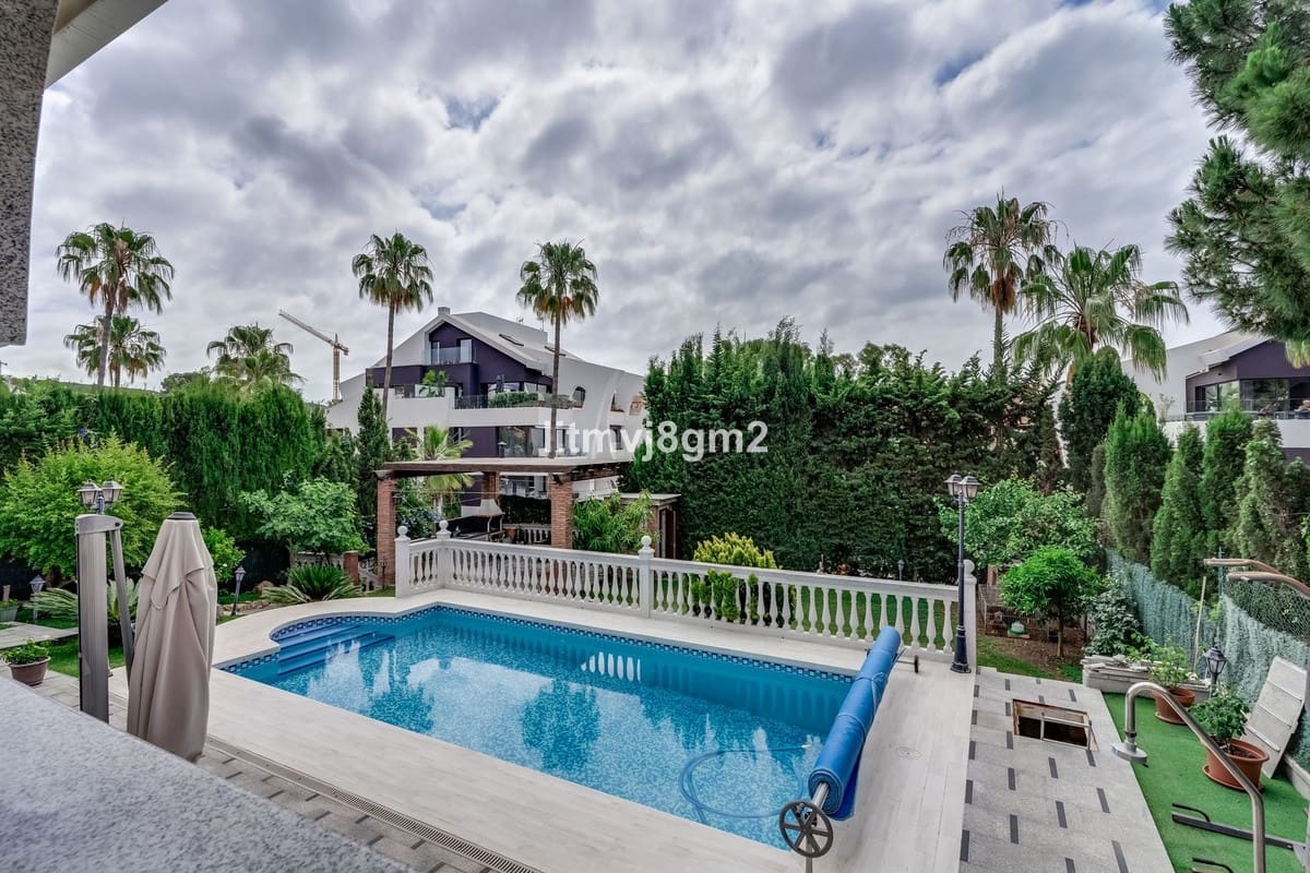 4 bedroom Villa for sale in Artola with pool garage - € 1,250,000 (Ref: 9540294)