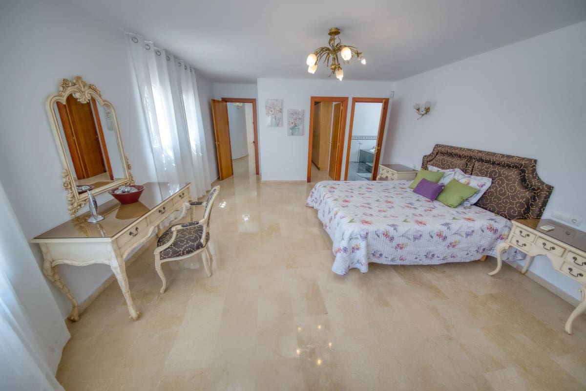 4 soverom Villa til salgs i Benalmadena med svømmebasseng - € 1 250 000 (Ref: 9540295)