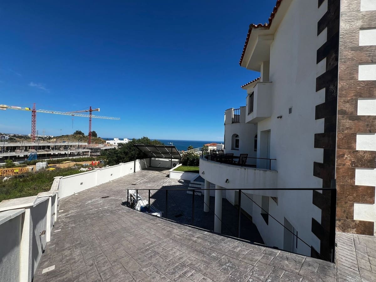 4 soveværelse Villa til salg i Estepona med swimmingpool garage - € 1.250.000 (Ref: 9540297)