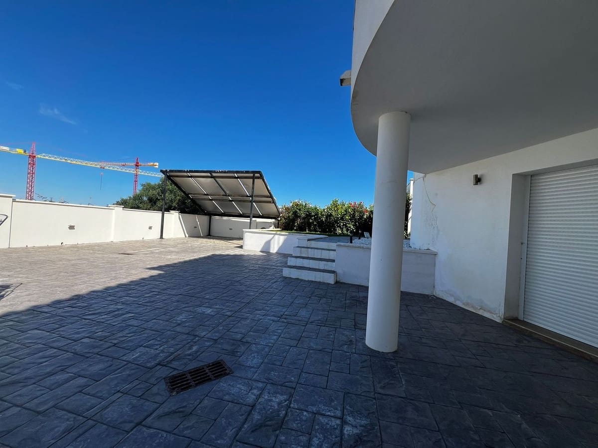 4 soveværelse Villa til salg i Estepona med swimmingpool garage - € 1.250.000 (Ref: 9540297)