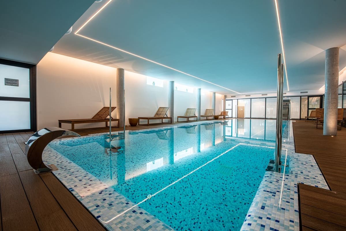 2 sovrum Lägenhet till salu i Estepona med pool garage - 1 280 000 € (Ref: 9540312)