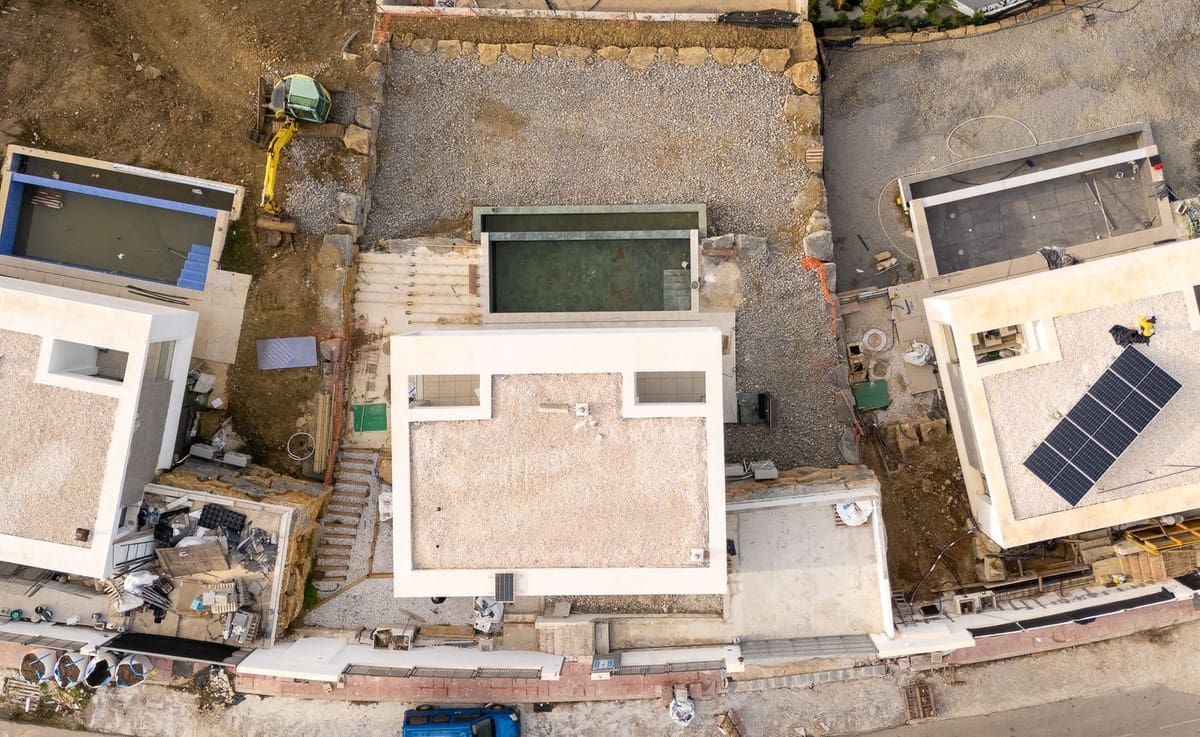 4 soveværelse Villa til salg i Estepona med swimmingpool - € 1.295.000 (Ref: 9540321)